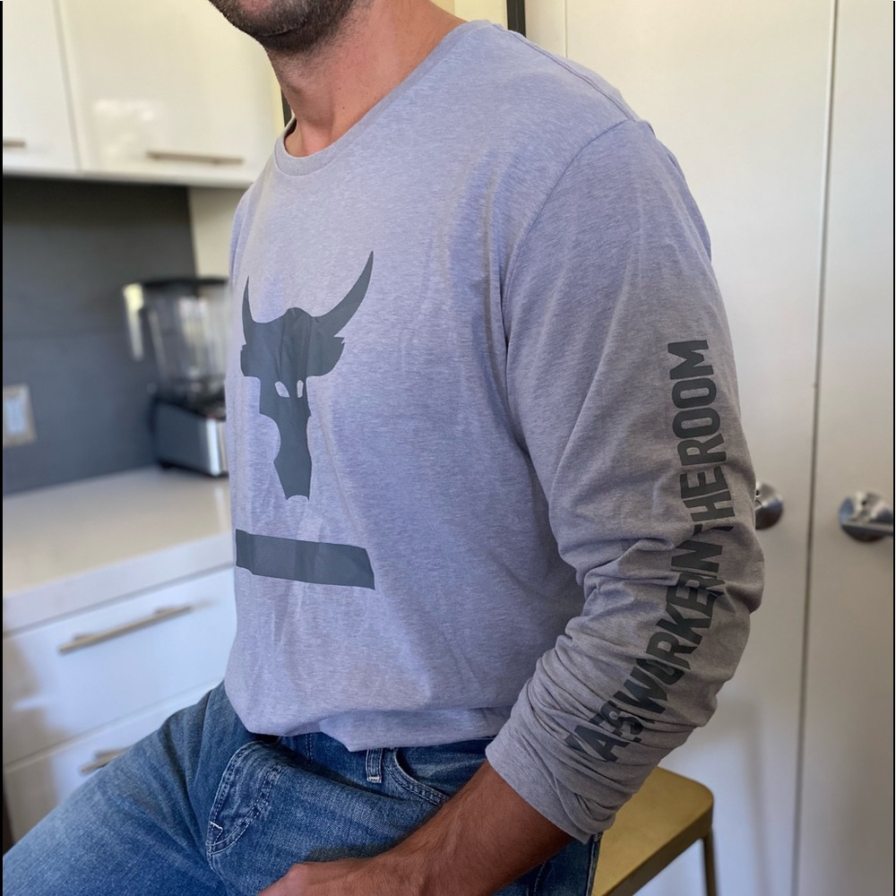 Men’s Under Armour crew neck, long sleeve grey sweatshirt. - Picture 3 of 3